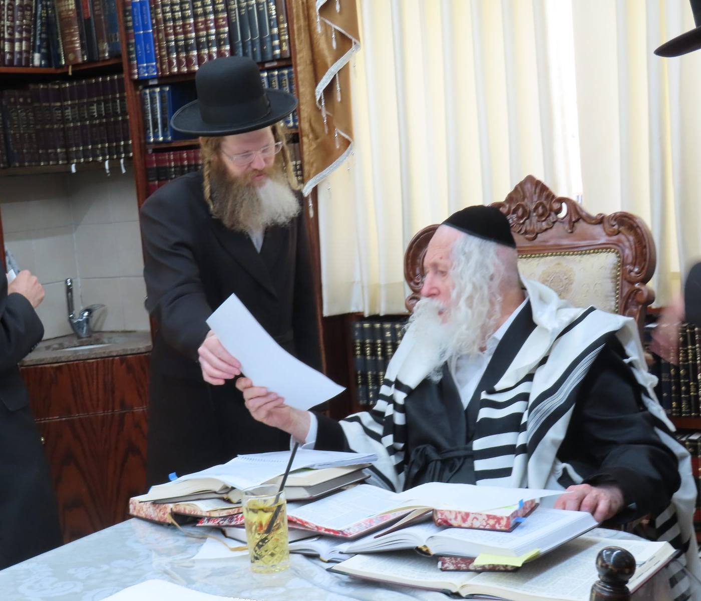 נבחני כולל 'שערי הוראה' בקבלת תעודות ממורינו הרב שליט"א