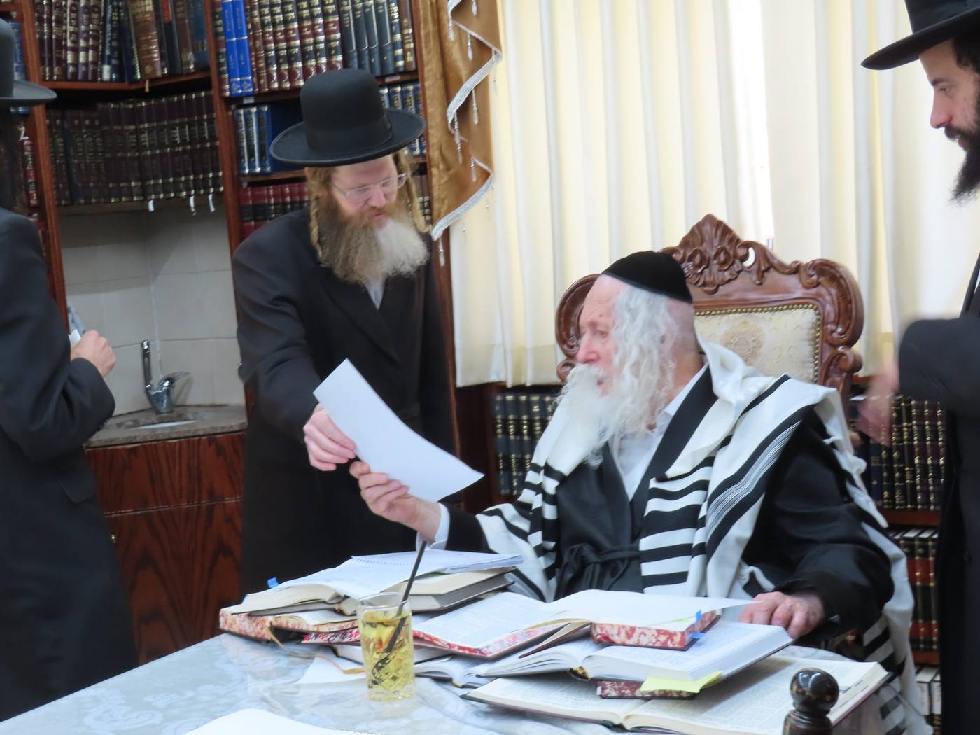 נבחני כולל 'שערי הוראה' בקבלת תעודות ממורינו הרב שליט"א