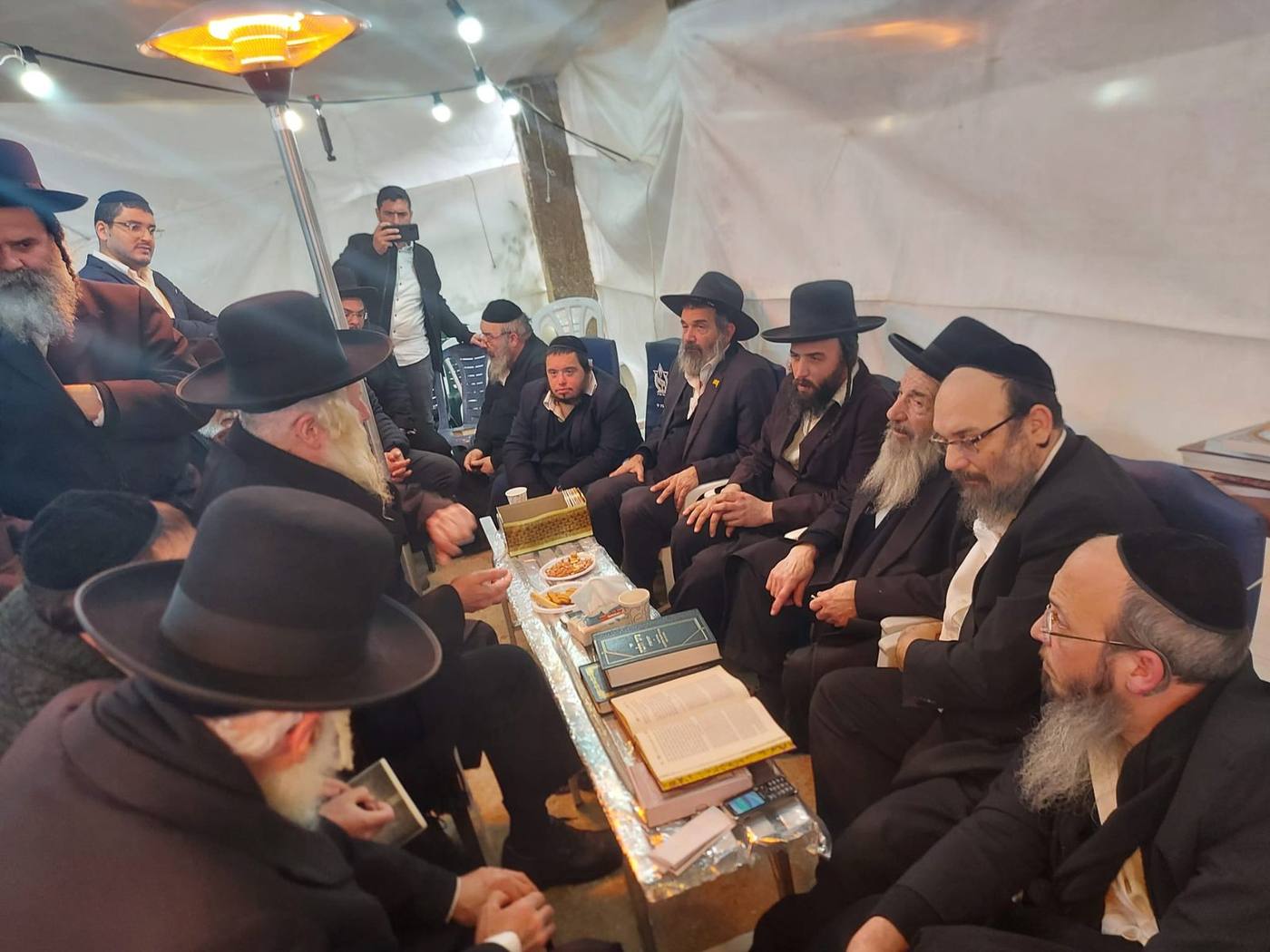 ניחום אבלים אצל אב"ד דת"א הרה"ג הרב ניסים בן שמעון שליט"א על פטירת רעייתו הרבנית מלכה בן שמעון ע"ה