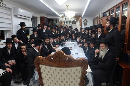 חבורת 'פאר בני הנעורים' בהתחדשותה אצל מורינו הרב שליט"א