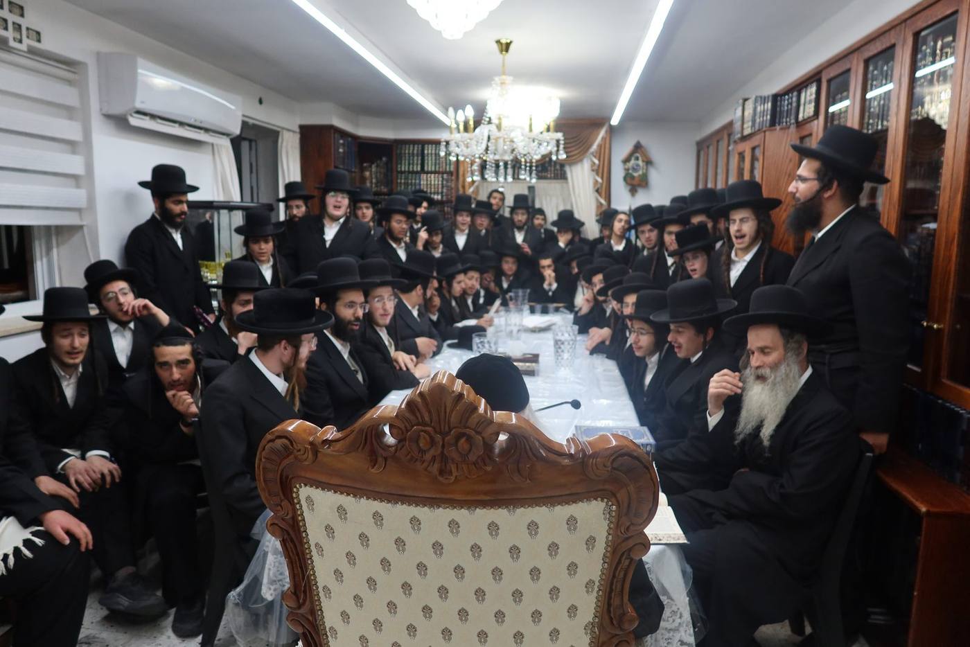 חבורת 'פאר בני הנעורים' בהתחדשותה אצל מורינו הרב שליט"א
