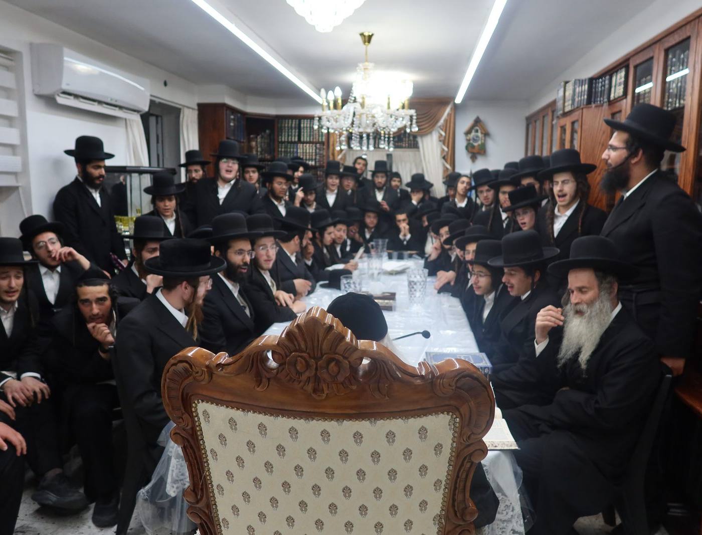 חבורת 'פאר בני הנעורים' בהתחדשותה אצל מורינו הרב שליט"א