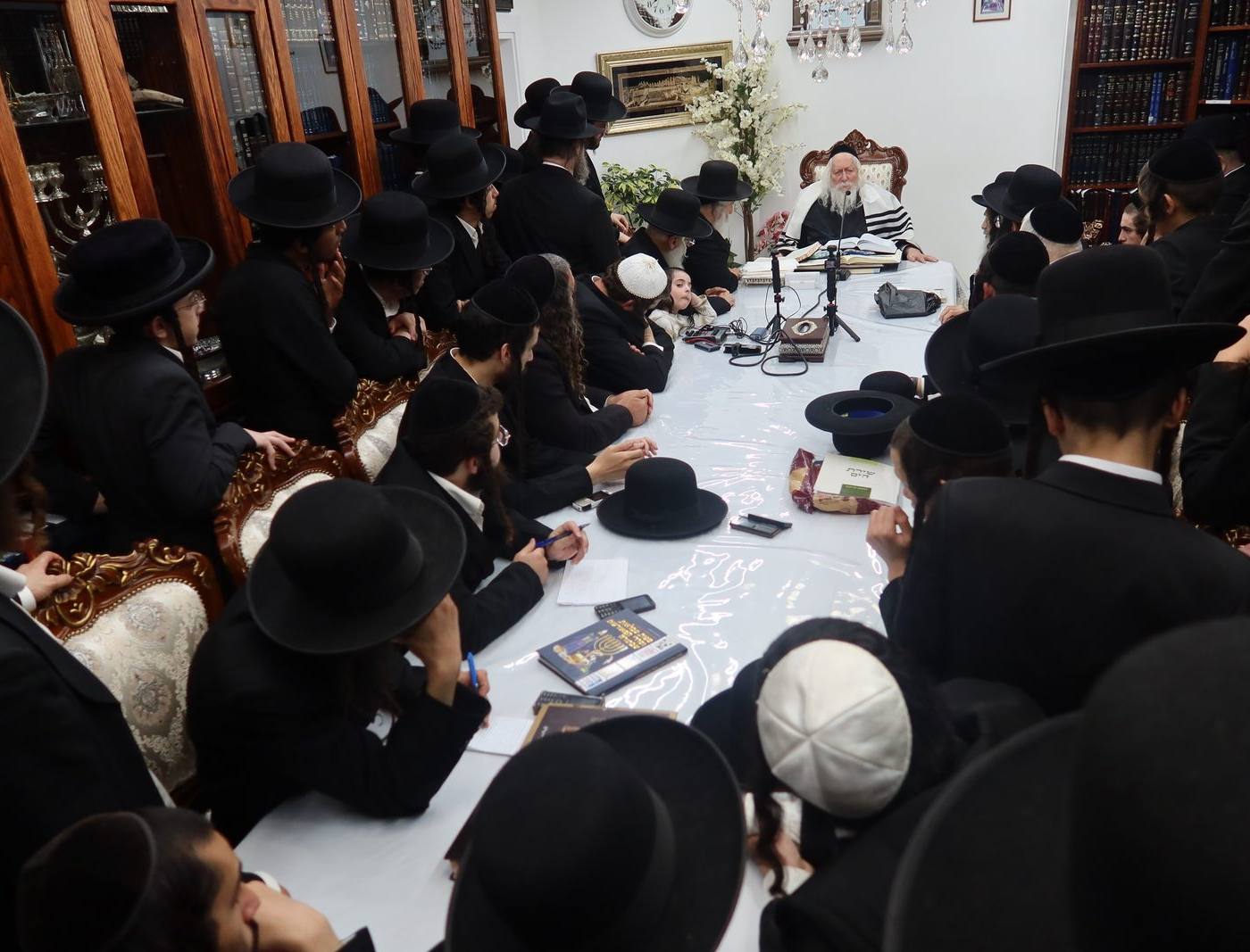 שיעור במעונו של מורינו הרב שליט"א לחברי מערכת 'התחדשות'
