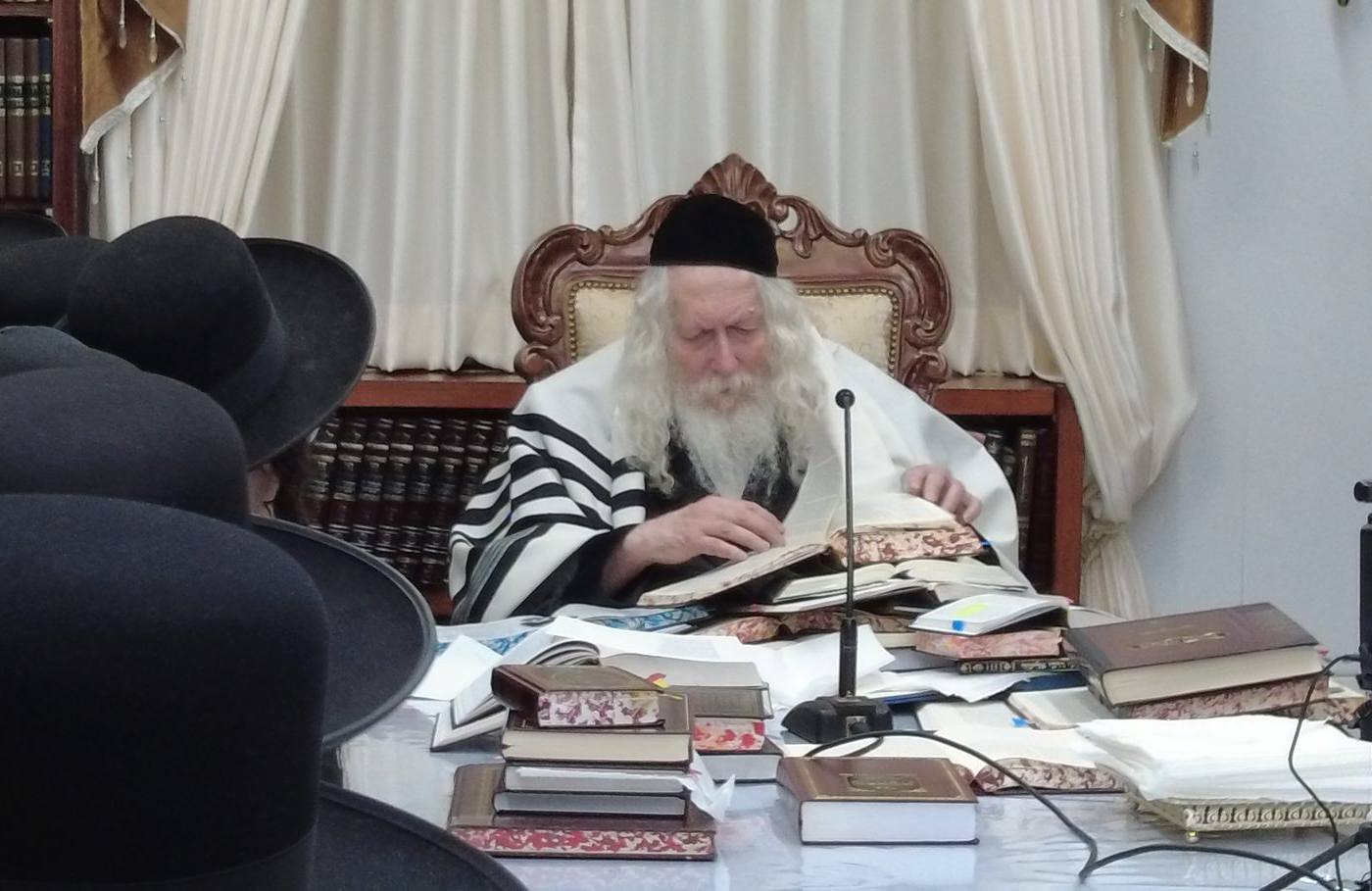 שיעור לקבוצת חסידים במעונו של מורינו הרב שליט"א