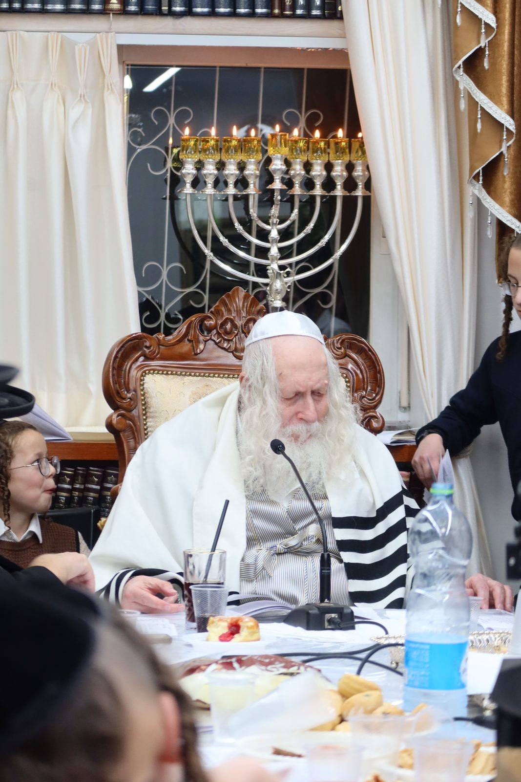 זאת חנוכה בצל הקודש