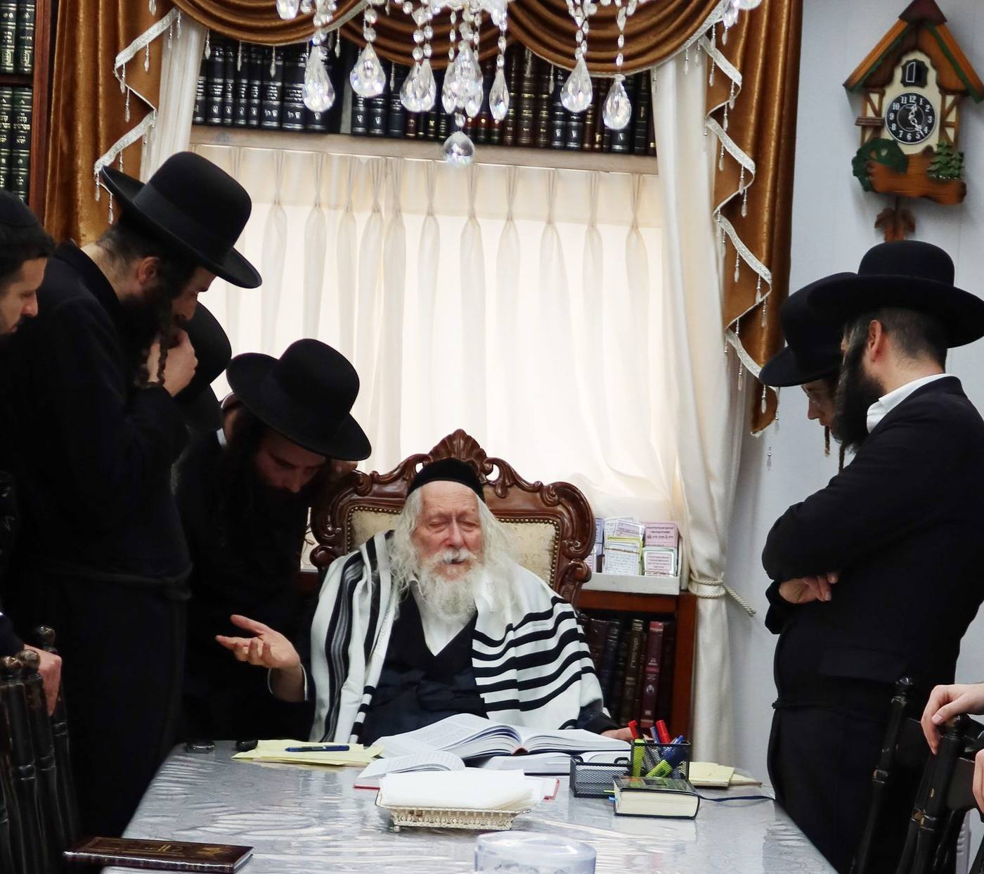 מורינו הרב שליט"א בניחום אבלים לבני הרה"ח ר' אליהו מירב זצ"ל