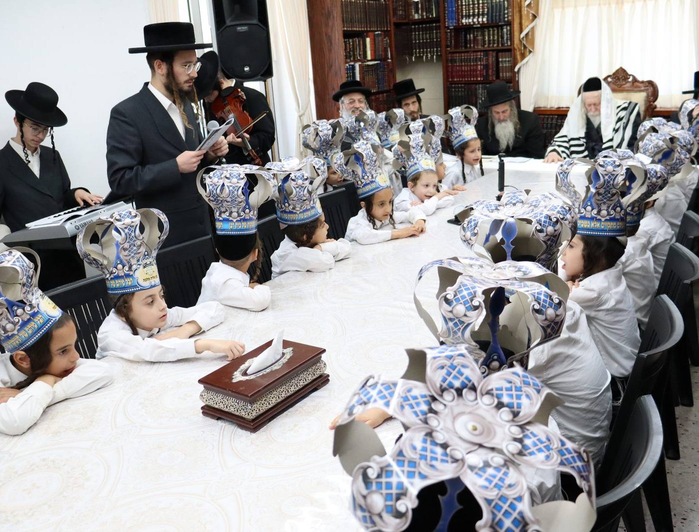 מסיבת חומש לת"ת 'אמונת ציון' במעונו של מורינו הרב שליט"א