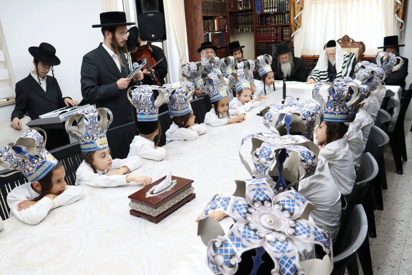 מסיבת חומש לת"ת 'אמונת ציון' במעונו של מורינו הרב שליט"א