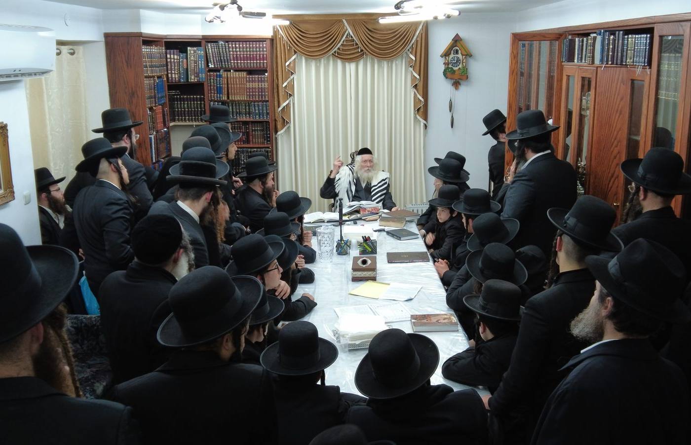 ישיבת ברסלב חכמה ודעת - מבחן ושיעור לבחורים במעונו של מורינו הרב שליט"א