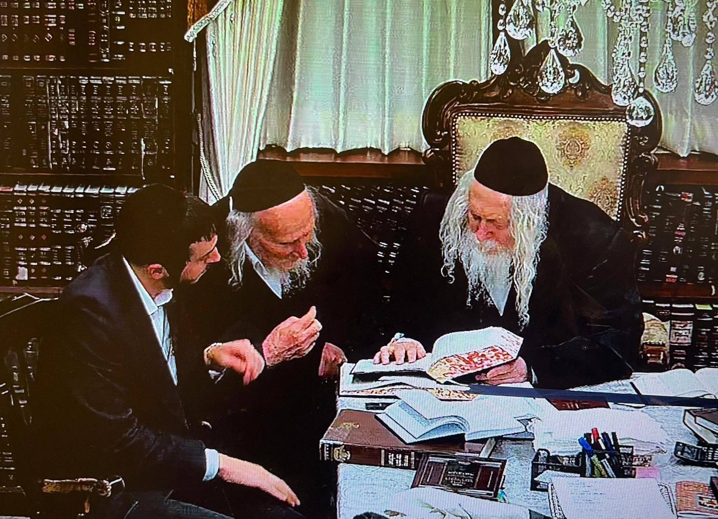 אמן הרגש החסידי שמוליק סוכות בביקור אצל מורינו הרב שליט"א