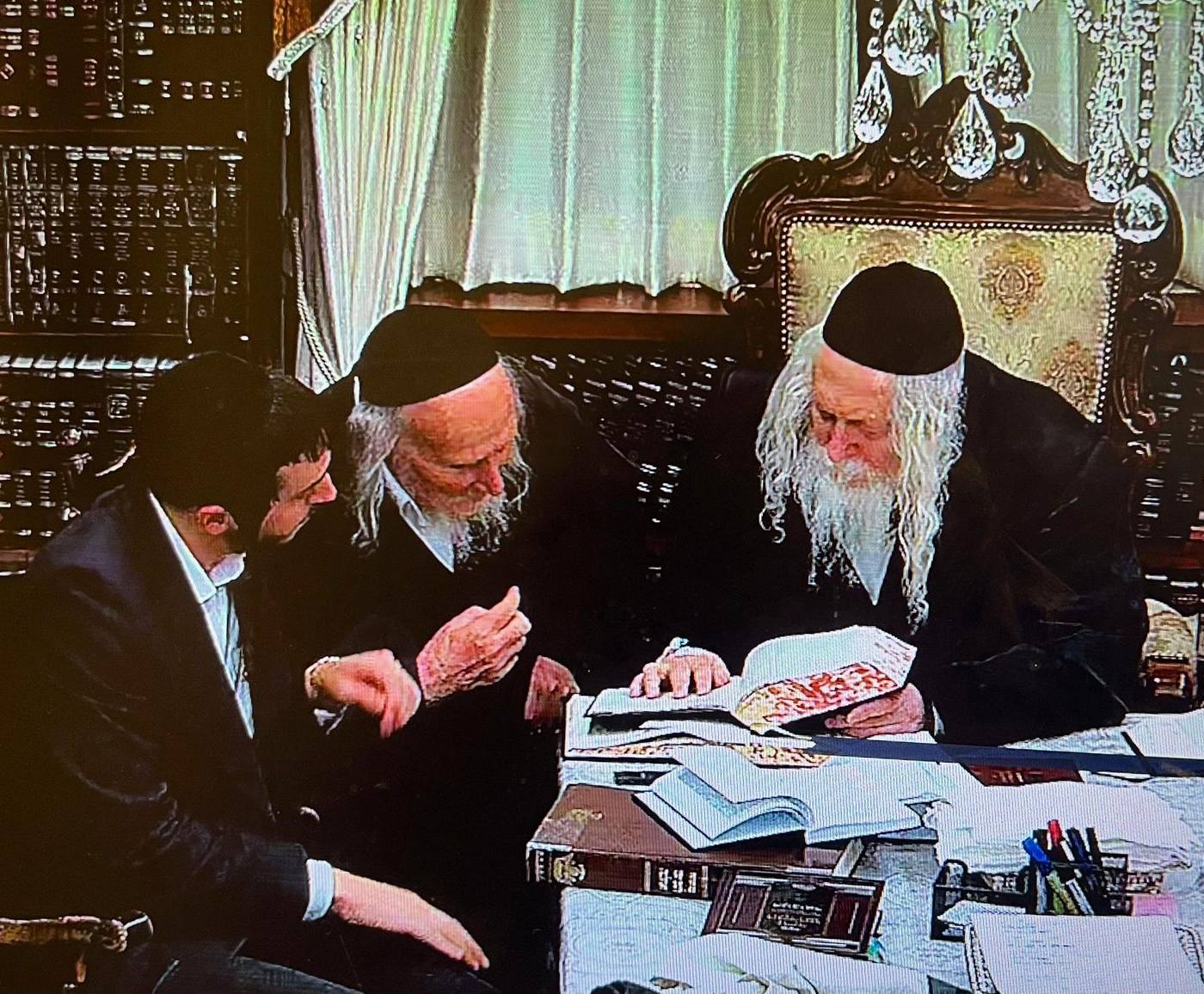 אמן הרגש החסידי שמוליק סוכות בביקור אצל מורינו הרב שליט"א