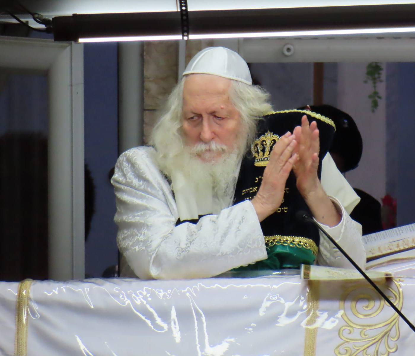 חג שמיני עצרת בצילו של מורינו הרב שליט"א תחת מתקפת הפתע שהובילה למלחמת חרבות ברזל