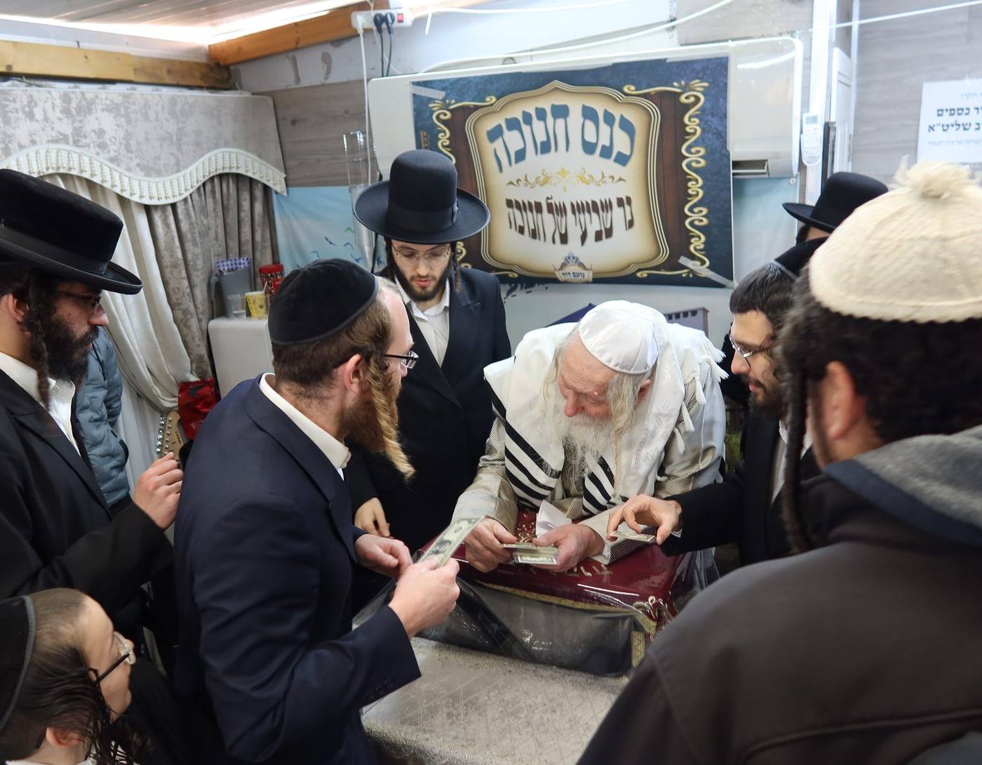 חלוקת מעות חנוכה לישיבת 'ברסלב - נועם דוד'