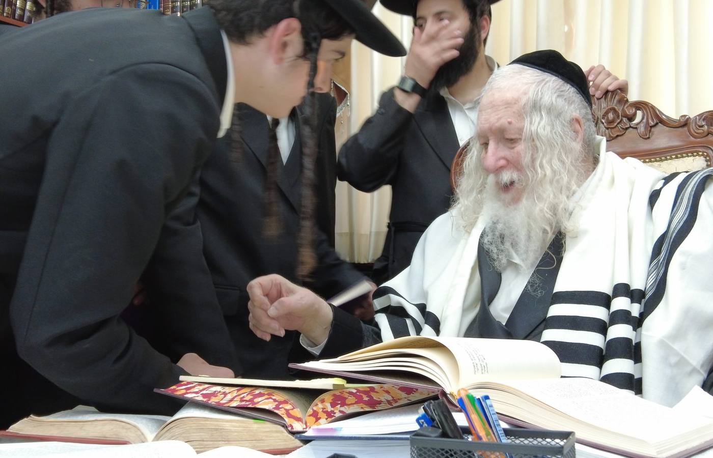בחורי ישיבת 'נחלי התורה' בסיום מסכת ברכות במעון קדשו של מורינו הרב שליט"א