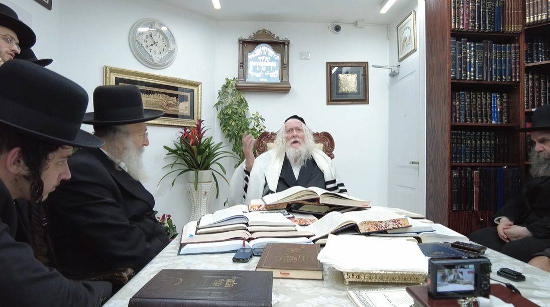 בחורי ישיבת 'אהבת משה' בשיעור במעונו של מורינו הרב שליט"א