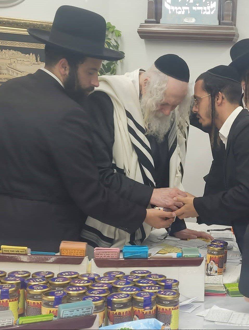 חלוקת דבש לשותפי בית המדרש