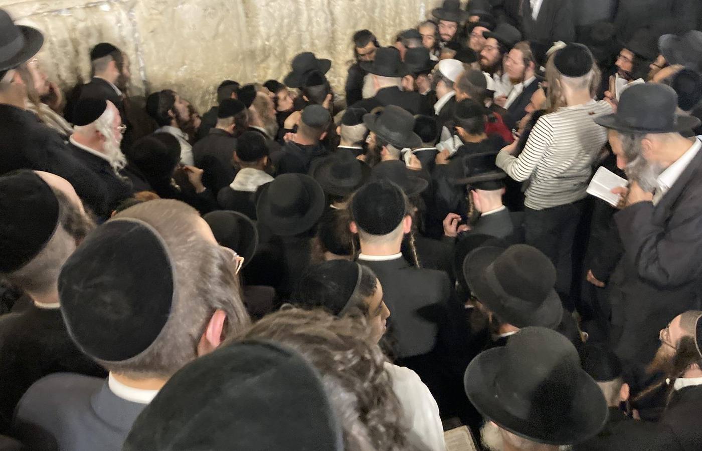 מורינו הרב שליט"א בתפילה בכותל המערבי לרגל חג מתן תורה