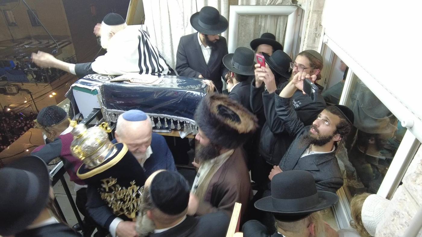 הכנסת ספר תורה לבית מדרשינו 'שובו בנים' בהשתתפות מורינו הרב שליט"א