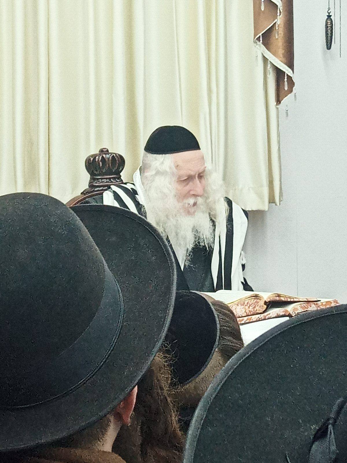 קבוצת לומדי הדף היומי בשיעור אצל מורנו הרב שליט"א