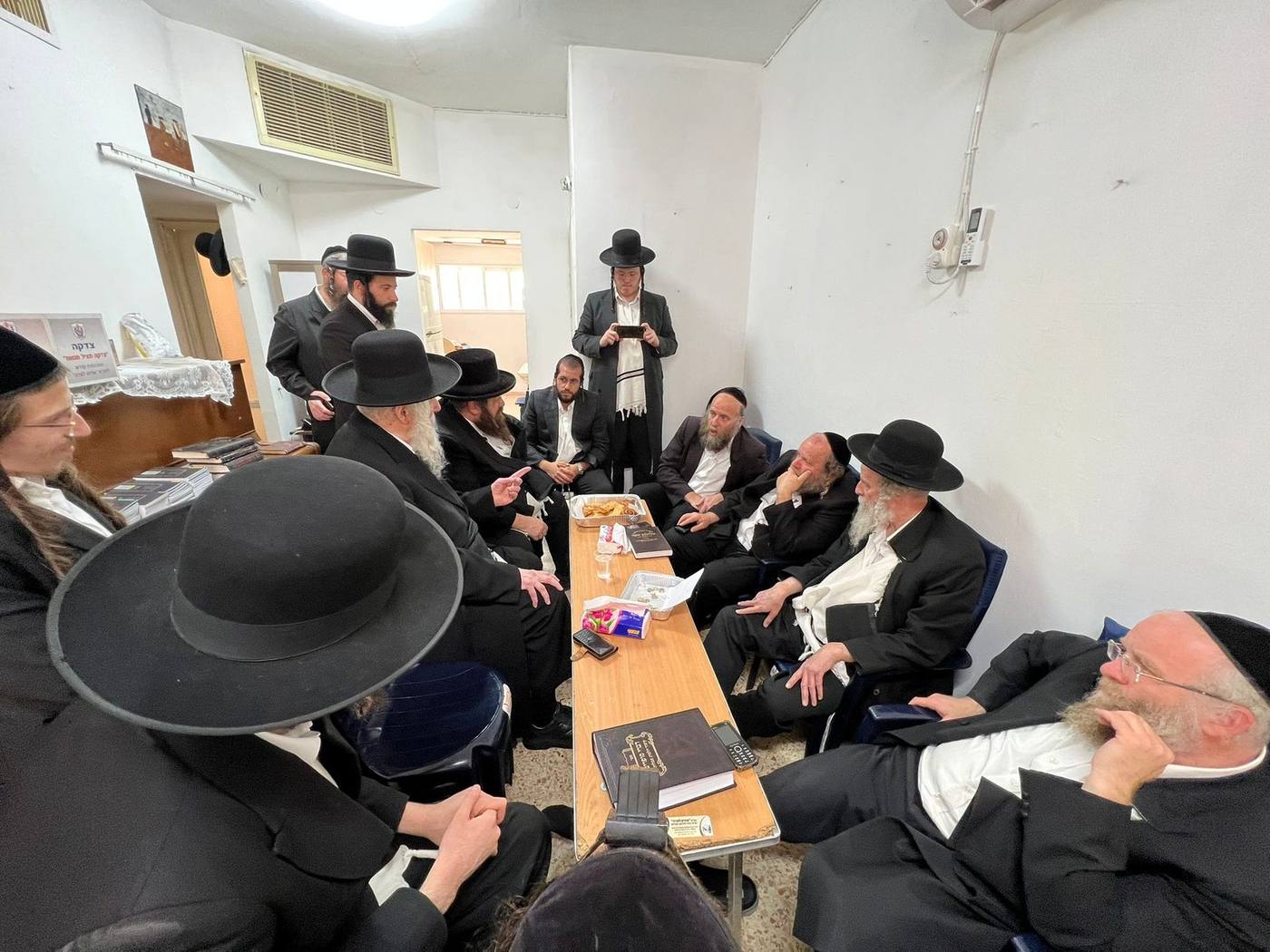 מורינו הרב שליט"א בניחום אבלים על פטירת מחותנו הרה"ח ר' נתן צוקר ז"ל