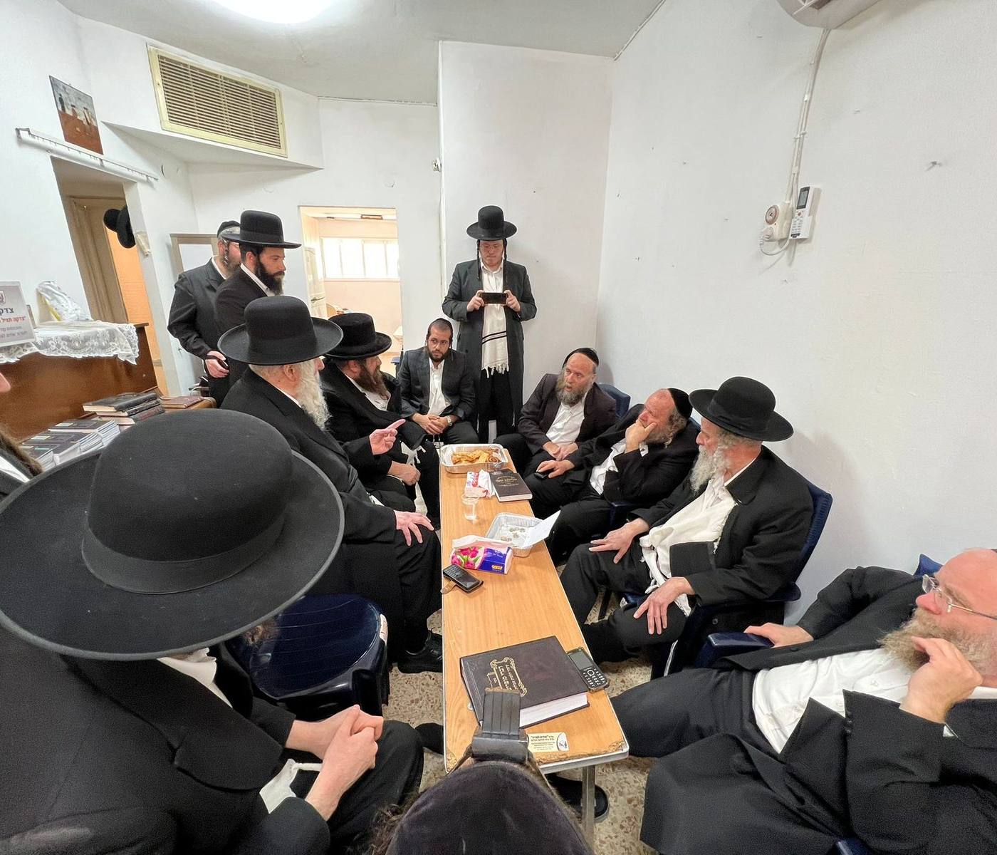 מורינו הרב שליט"א בניחום אבלים על פטירת מחותנו הרה"ח ר' נתן צוקר ז"ל
