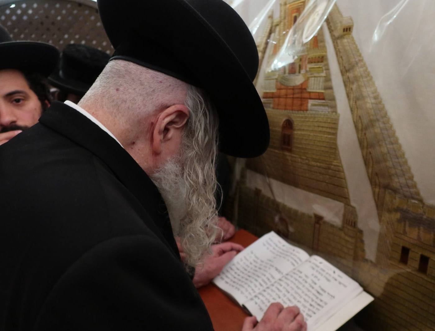 מורינו הרב שליט"א בתפילה בציון רחל אמנו בליל ההילולא