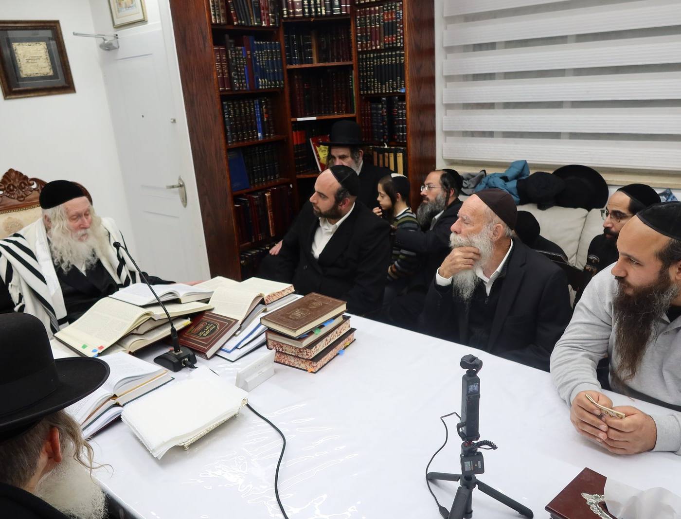 המשך שיעורים לאנ"ש מכל רחבי הארץ בבית מורינו הרב שליט"א