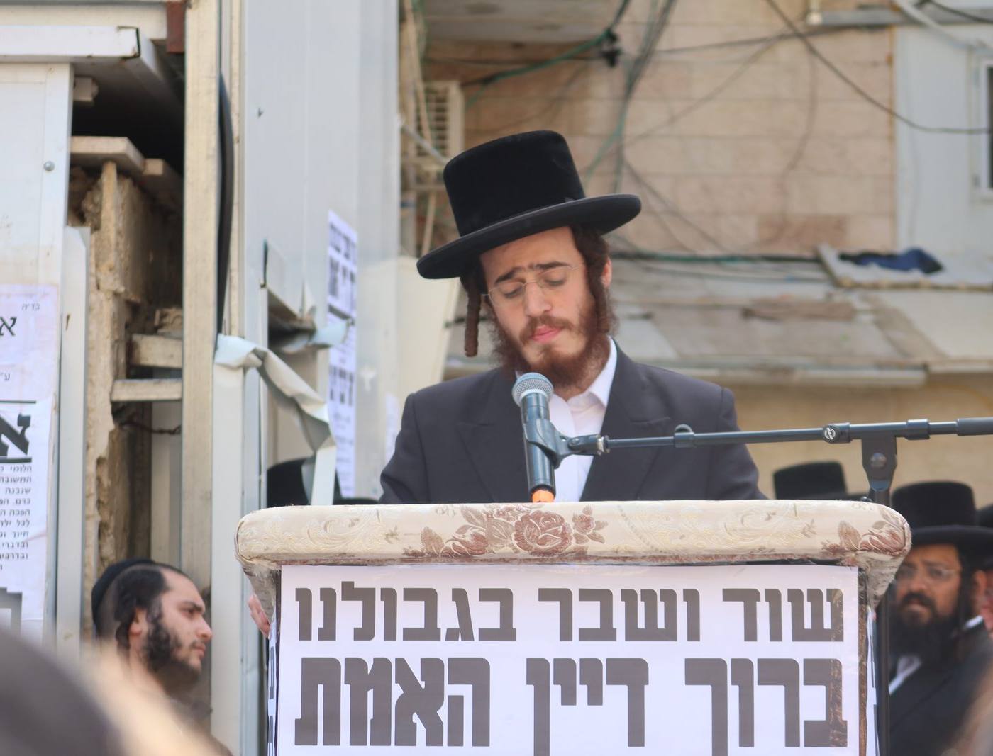 תיעוד ממסע הלוויה המצמרר של האשה מרת לאה יוכבד זינגר ע"ה * הספדו של מורינו הרב שליט"א
