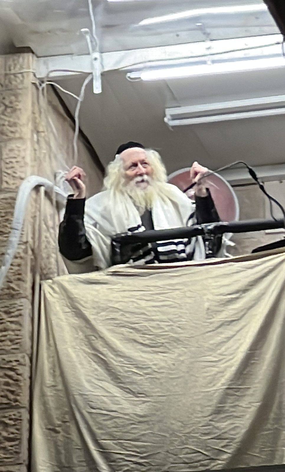תפילת ערבית שיעור וריקודים באש להבה בליל היום הקדוש