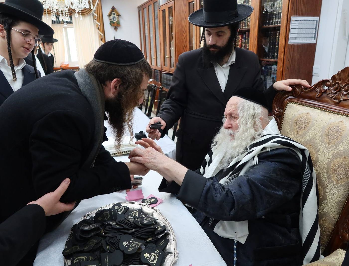 חלוקת מעות חנוכה לתורמי בית המדרש בקודש פנימה