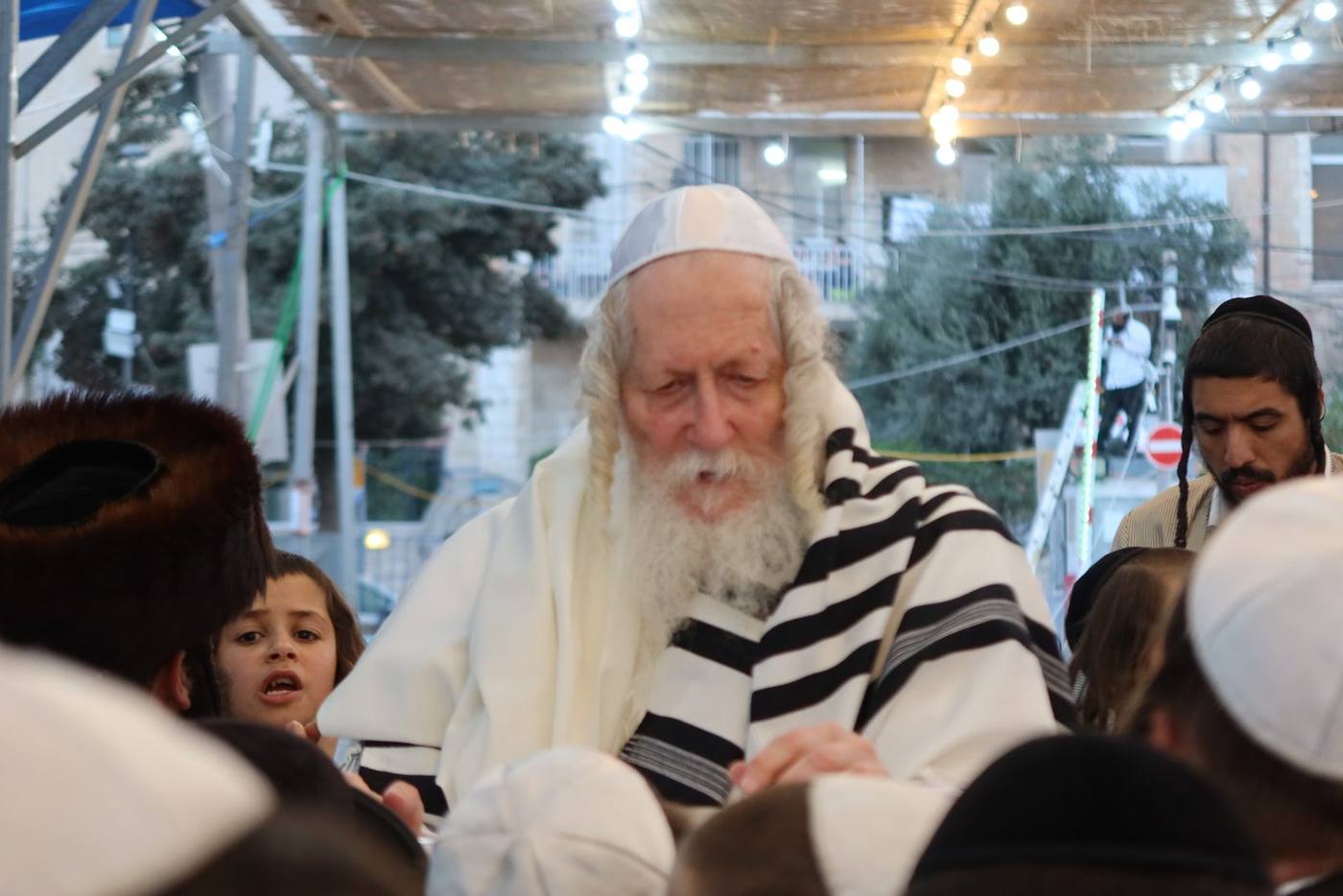 חמש וחצי שעות תפילת הושענא רבה בצילו של מורינו הרב שליט"א