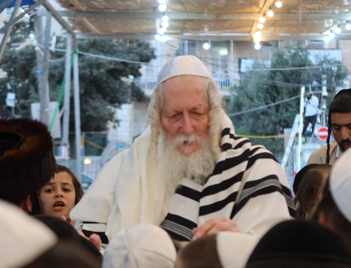 חמש וחצי שעות תפילת הושענא רבה בצילו של מורינו הרב שליט"א