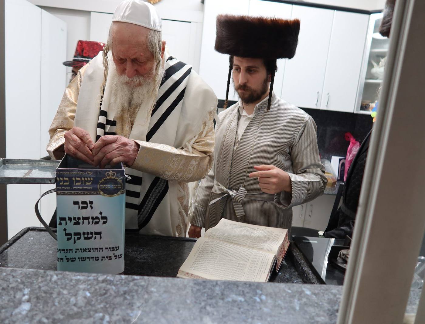 היסטוריה: פורים המשולש במלואו בצילו של הגה"צ רבי אליעזר ברלנד שליט"א