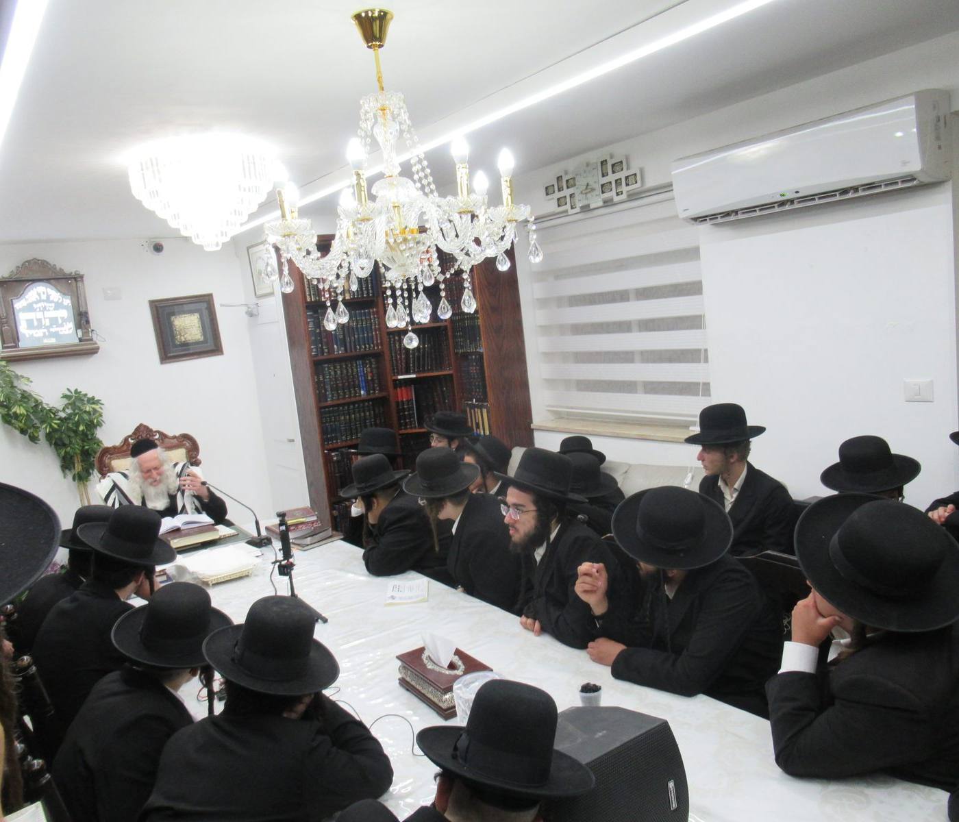 שיעור לחבורת 'אפויים בליבו' במעונו של מורינו הרב שליט"א