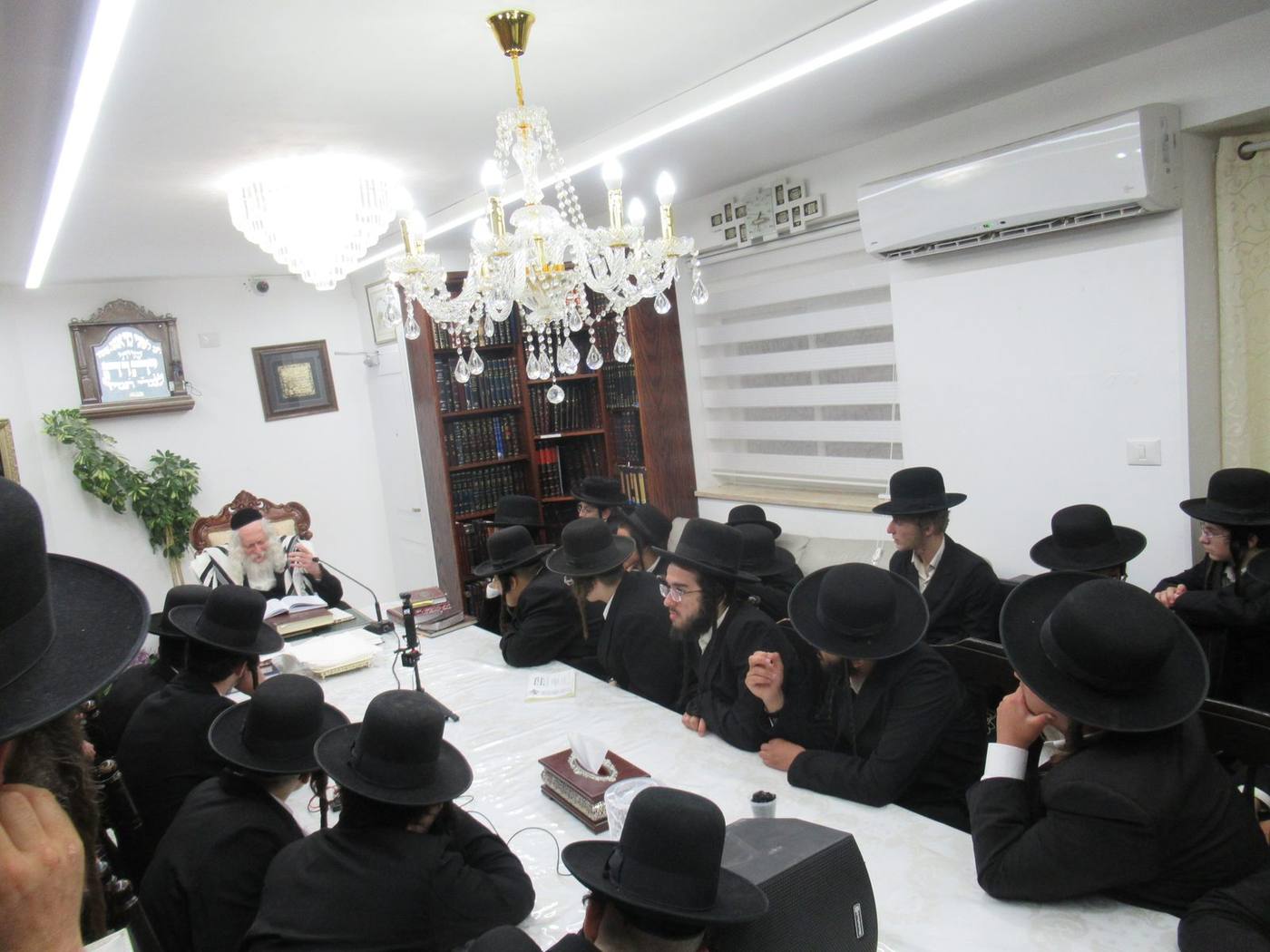 שיעור לחבורת 'אפויים בליבו' במעונו של מורינו הרב שליט"א