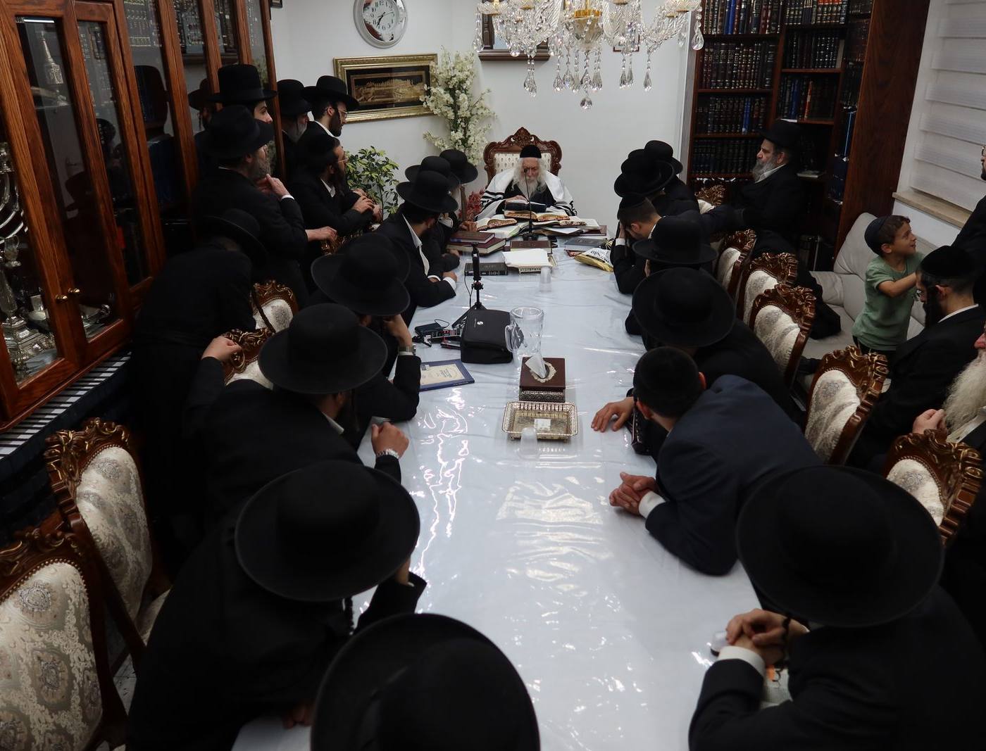 שיעור לכולל אברכים שע"י מוסדות 'נחלי נצח' במעונו של מורינו הרב שליט"א