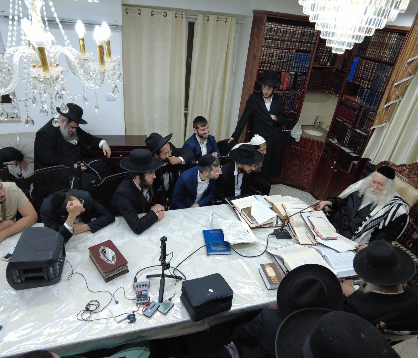 תושבי ישוב 'בית שקמה' בשיעור במעונו של מורינו הרב שליט"א