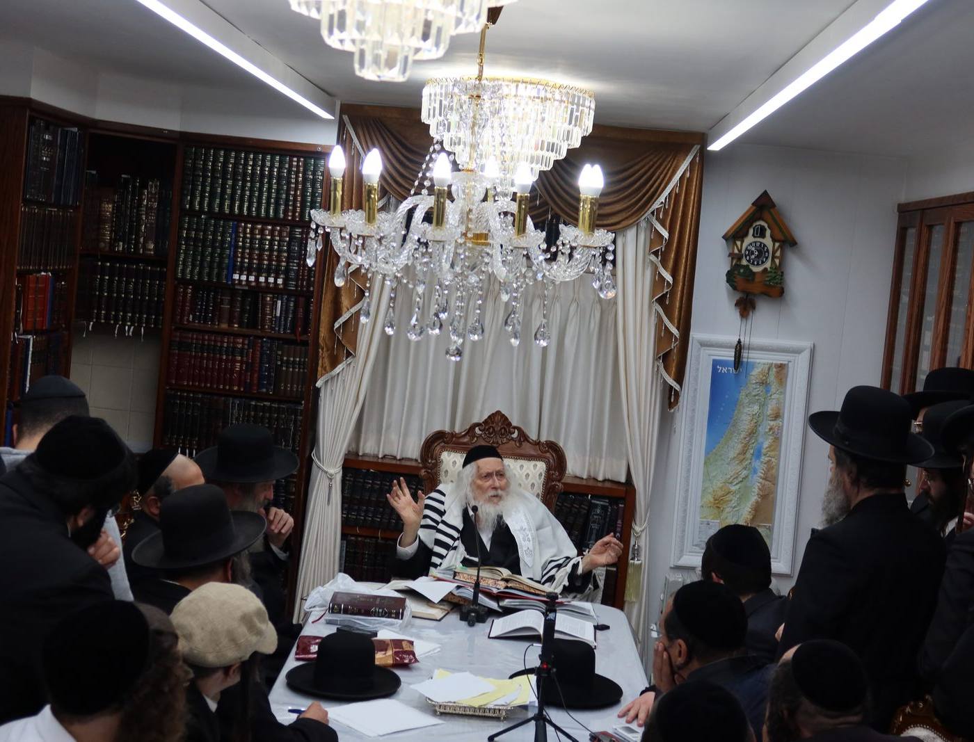 שיעור לבחורי ישיבת 'נחלי נצח' במעונו של מורינו הרב שליט"א