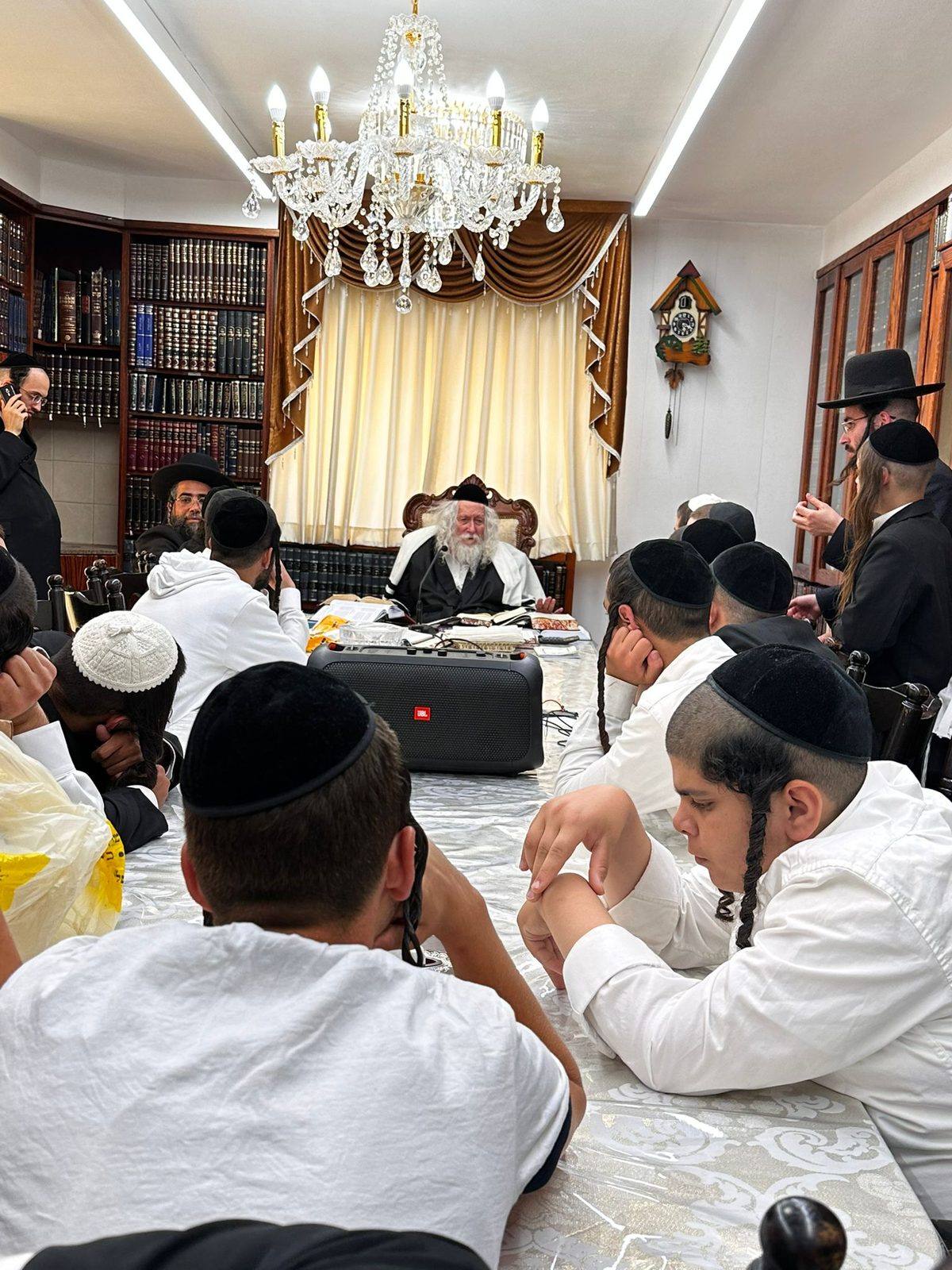 שיעור לישיבת 'צמאה נפשי' במעונו של מורינו הרב שליט"א