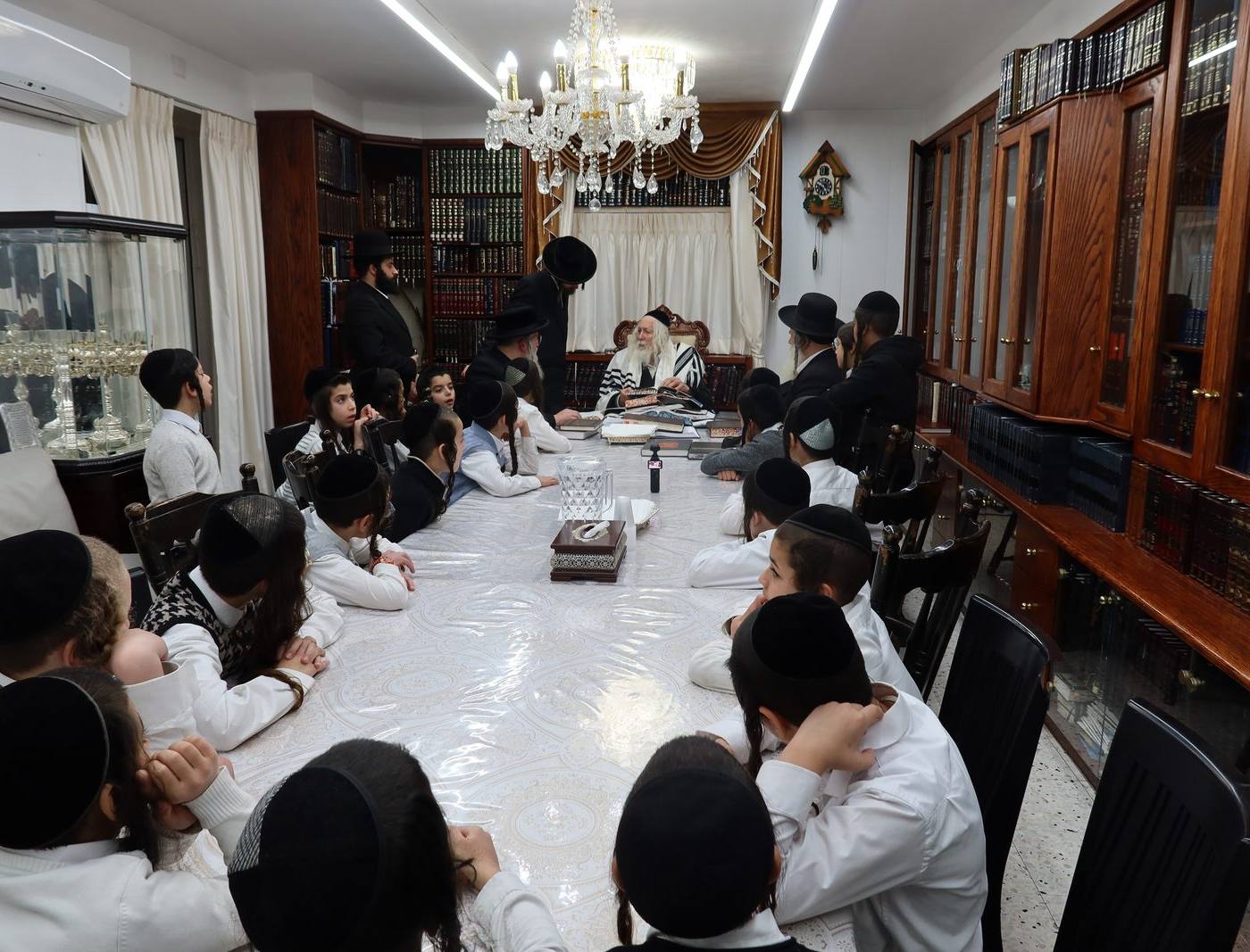 ילדי תלמוד תורה 'אמונת ציון' בהתחלת לימוד הגמרא בקודש פנימה