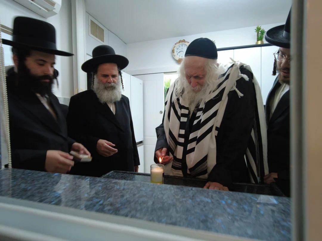 ל"ו שנים לפטירתו של מנהיג עדתנו מורינו הרה"ח רבי לוי יצחק בנדר זצוק"ל • מורינו הרב שליט"א מדליק נר לרבו המובהק