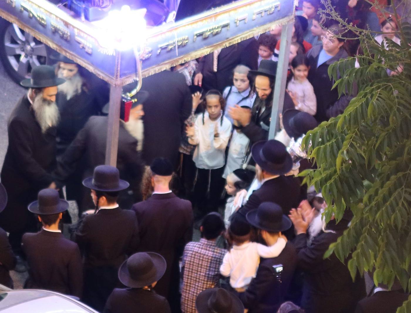 'שישו ושמחו בשמחת התורה' – הכנסת ספר תורה לבית מדרשו של מורינו הרב שליט"א בליל ט"ו באב