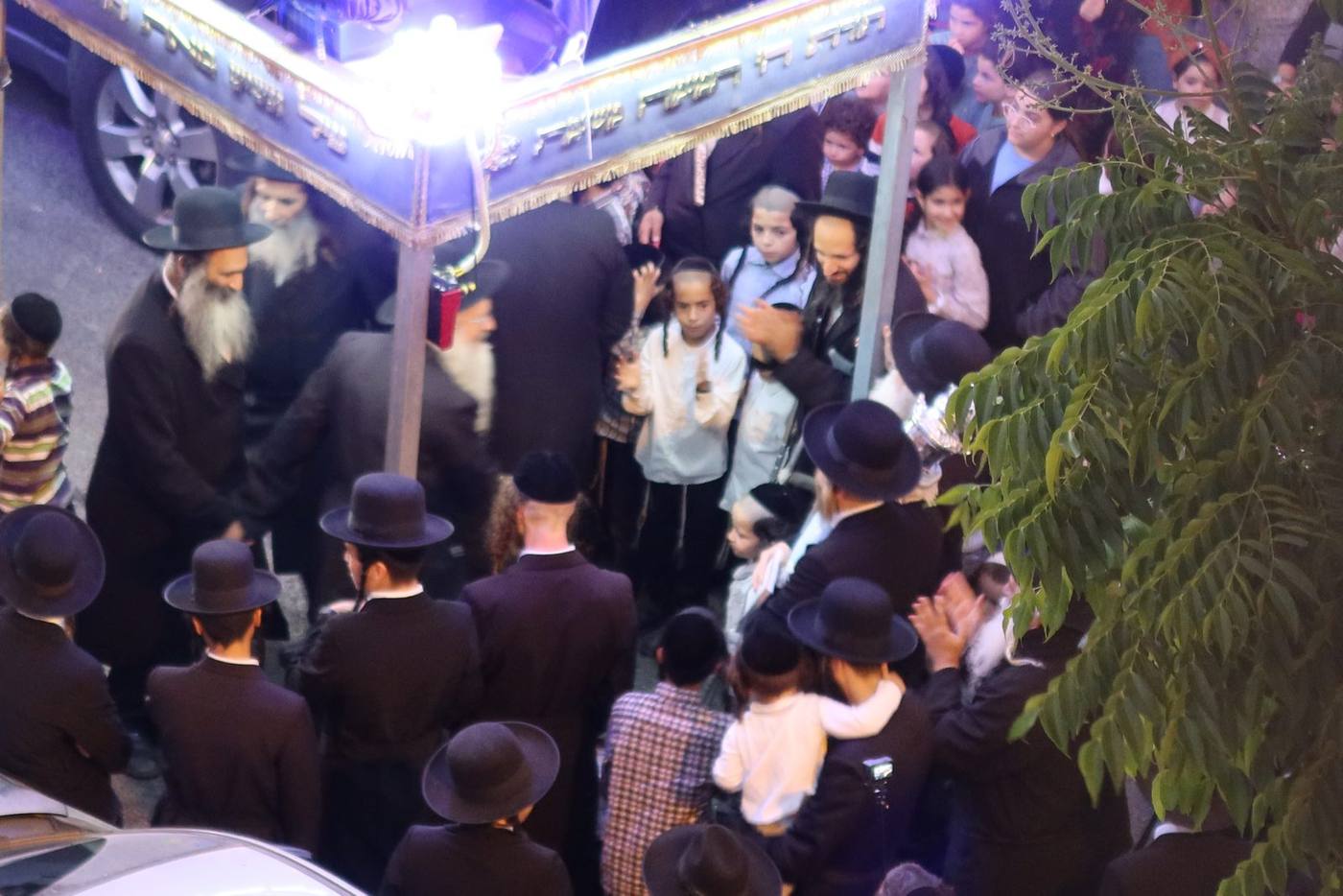 'שישו ושמחו בשמחת התורה' – הכנסת ספר תורה לבית מדרשו של מורינו הרב שליט"א בליל ט"ו באב