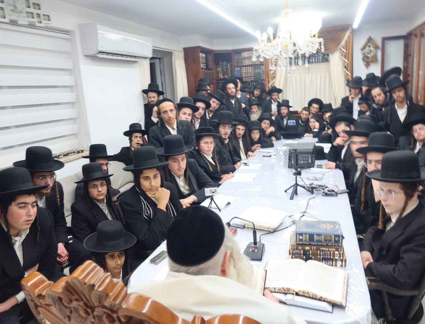 חבורת בני הנעורים בהשתתפות מורינו הרב שליט"א לחבורת הבחורים מבני ברק