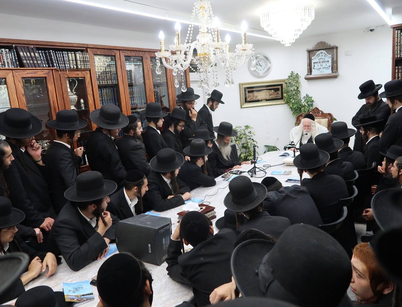 חבורת 'פאר בני הנעורים' בכינוס לקראת בין הזמנים במעונו של מורינו הרב שליט"א