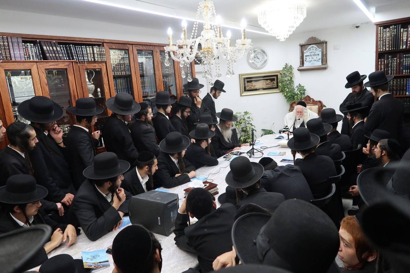 חבורת 'פאר בני הנעורים' בכינוס לקראת בין הזמנים במעונו של מורינו הרב שליט"א