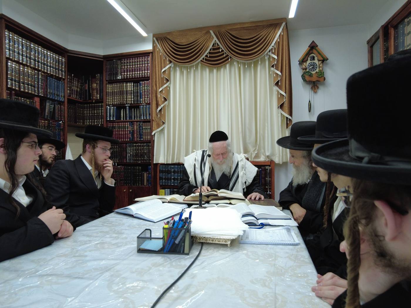 שיעור לחבורת בחורי ישיבות חסידיות מקוֹרבים בבית מורינו הרב שליט"א