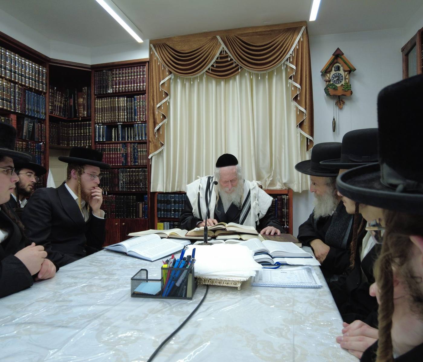שיעור לחבורת בחורי ישיבות חסידיות מקוֹרבים בבית מורינו הרב שליט"א
