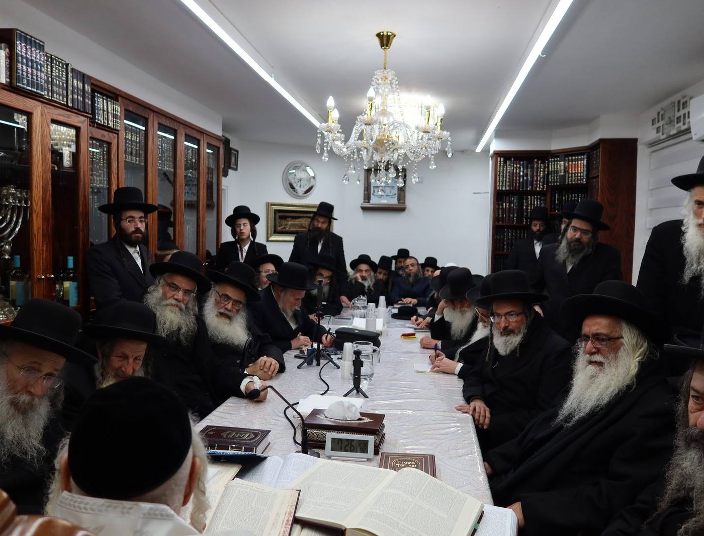מעמד ליל ט"ו בשבט לזקני התלמידים במעונו של מורינו הרב שליט"א