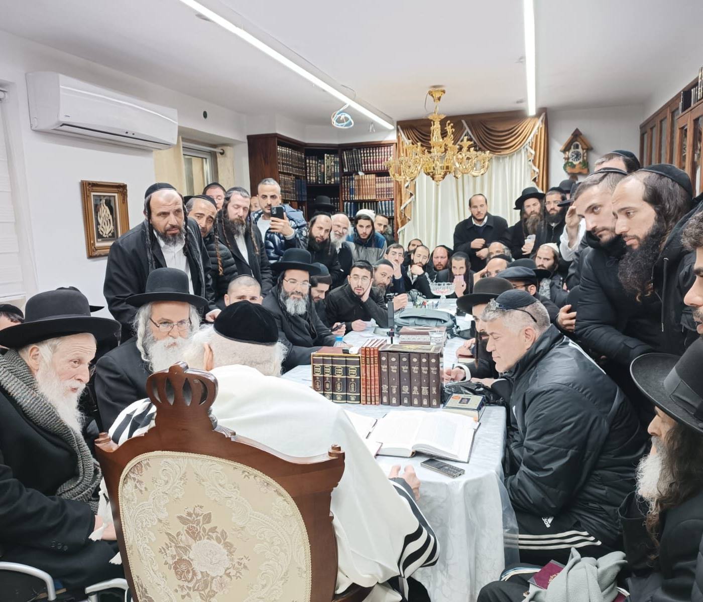 שיעור לקבוצת מתקרבים "שובו בנים - חולון" בביתו של מורינו הרב שליט"א